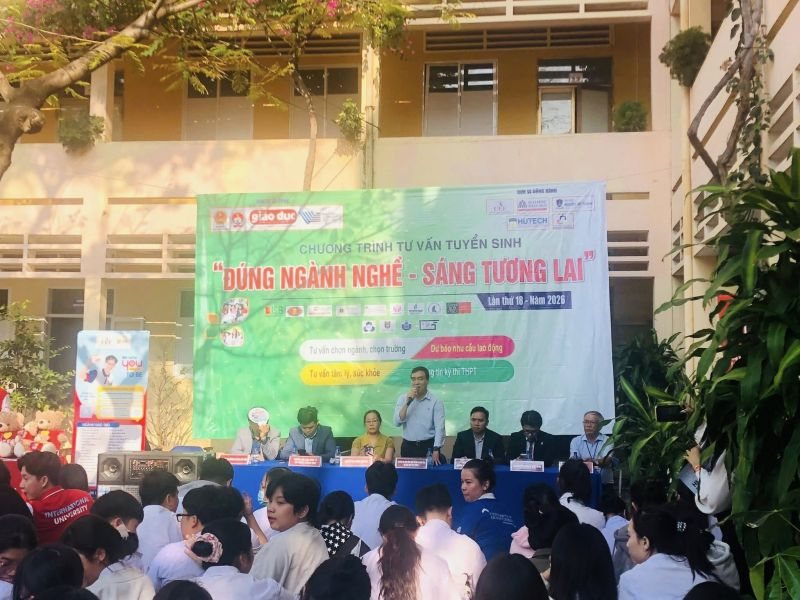 📣 [HOẠT ĐỘNG HƯỚNG NGHIỆP Ý NGHĨA TẠI TRƯỜNG THPT LÊ HỒNG PHONG]